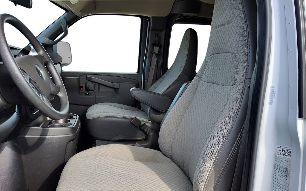 2023 Chevrolet Express Passenger 3500 1LS