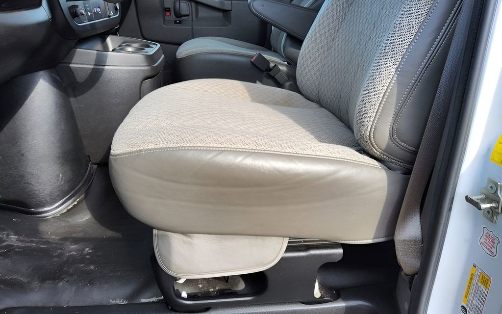 2023 Chevrolet Express Passenger 3500 1LS