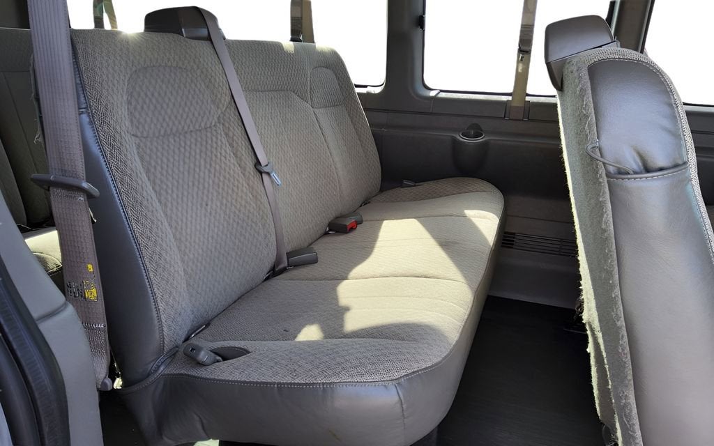 2023 Chevrolet Express Passenger 3500 1LS