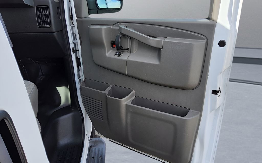2023 Chevrolet Express Passenger 3500 1LS
