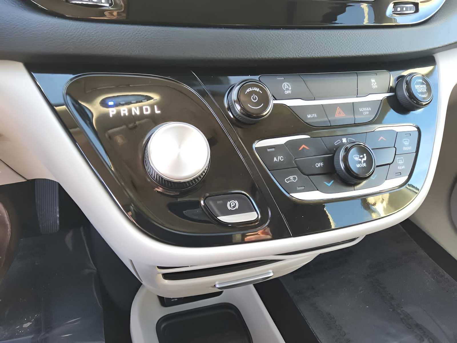 2024 Chrysler Voyager LX