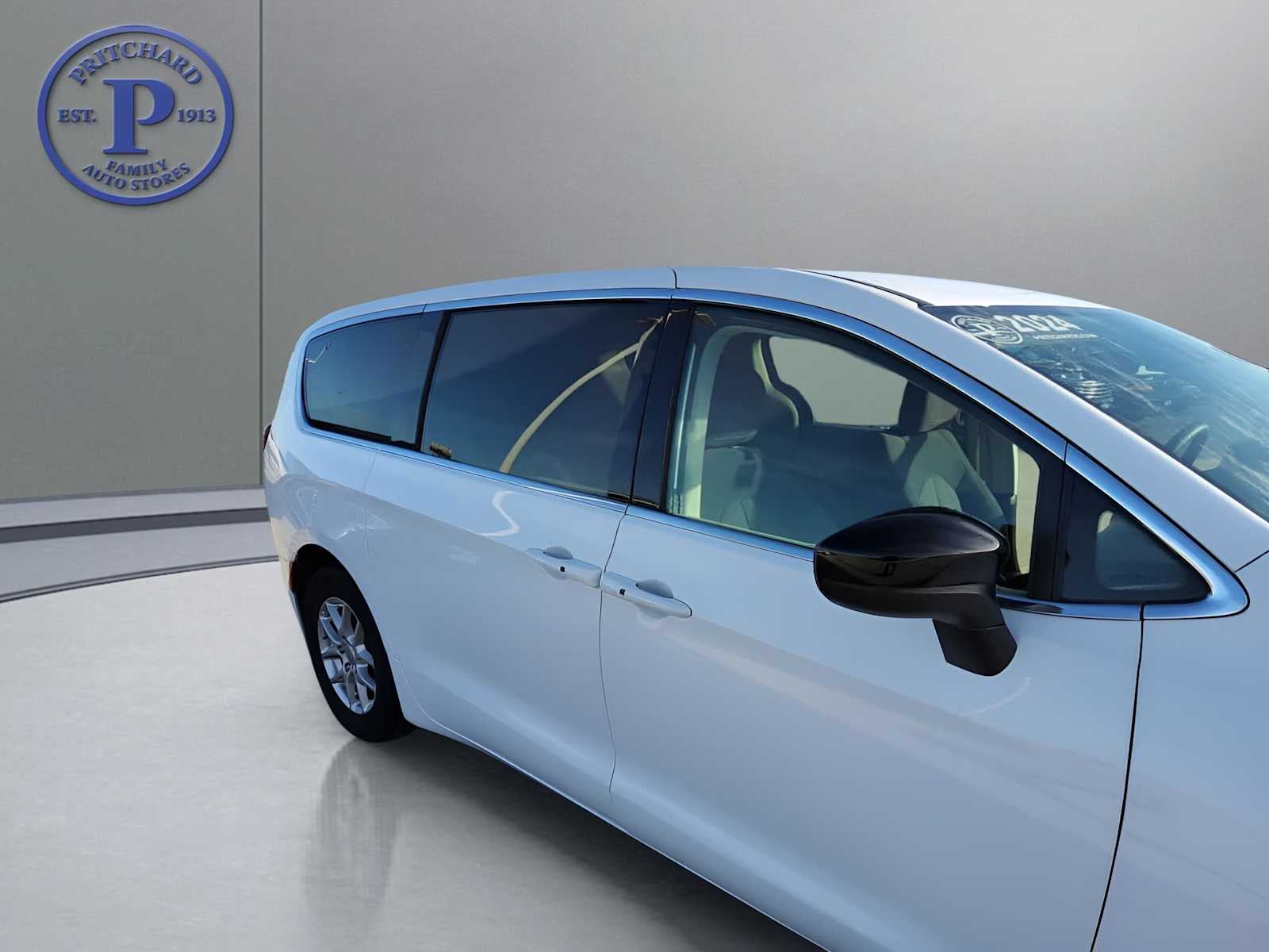 2024 Chrysler Voyager LX