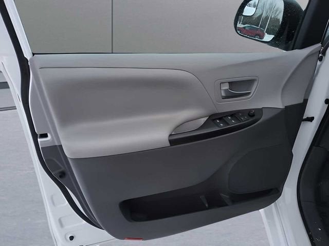 2020 Toyota Sienna LE Auto Access Seat