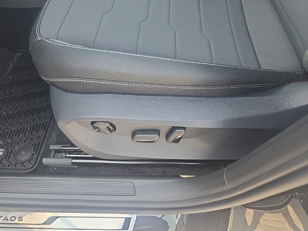 2026 Volkswagen Taos 1.5T SE Black