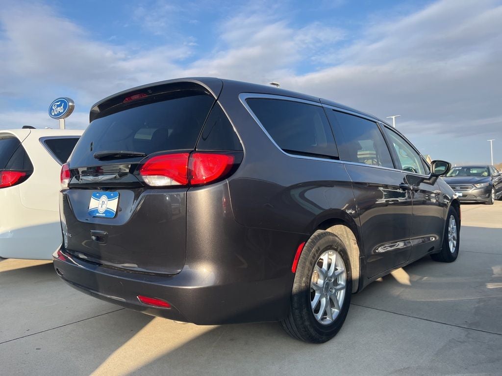2023 Chrysler Voyager LX