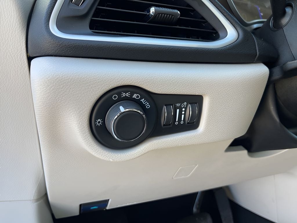 2024 Chrysler Voyager LX