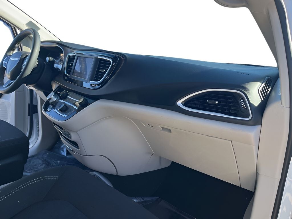 2024 Chrysler Voyager LX