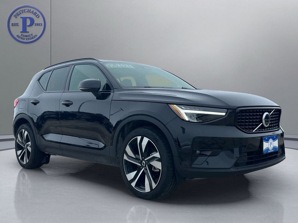2025 Volvo XC40 B5 Plus Dark Theme