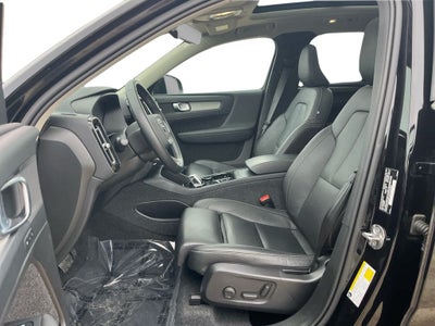 2025 Volvo XC40 B5 Plus Dark Theme