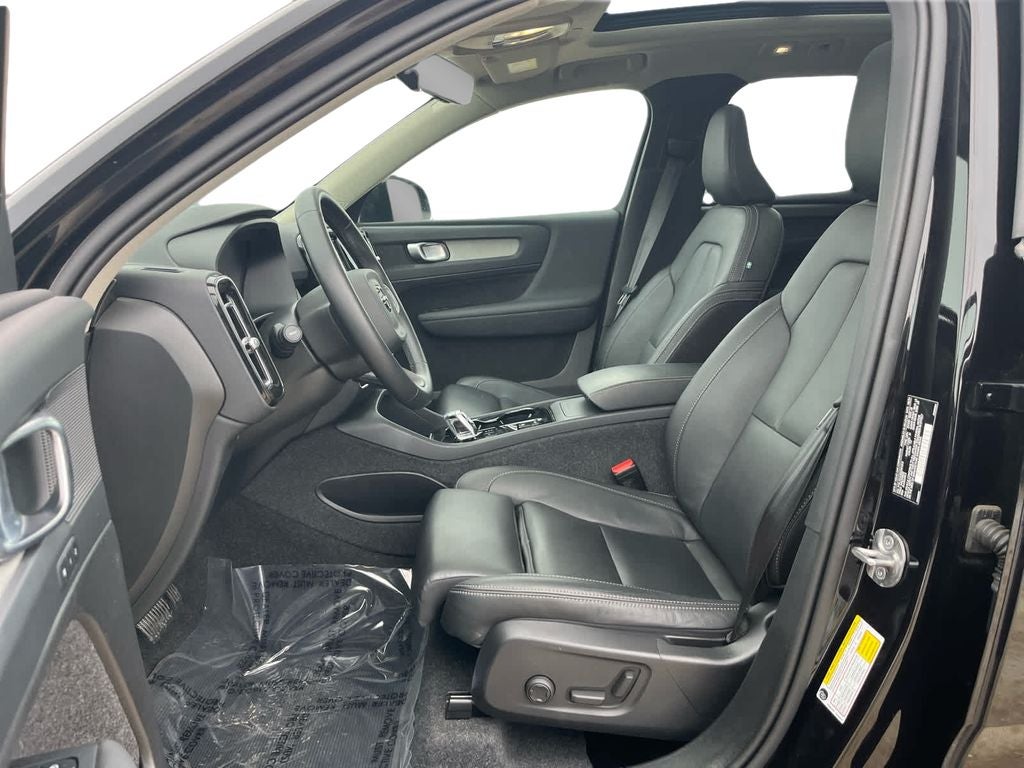 2025 Volvo XC40 B5 Plus Dark Theme