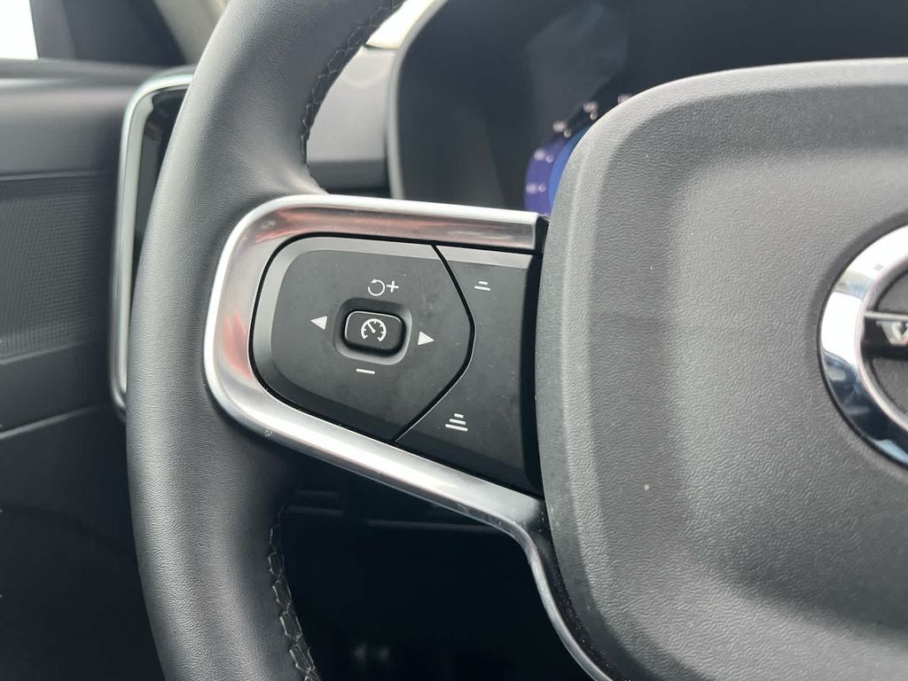 2025 Volvo XC40 B5 Plus Dark Theme