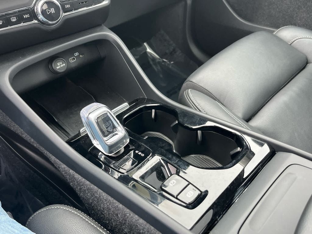 2025 Volvo XC40 B5 Plus Dark Theme