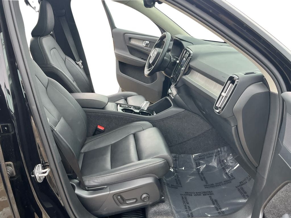 2025 Volvo XC40 B5 Plus Dark Theme