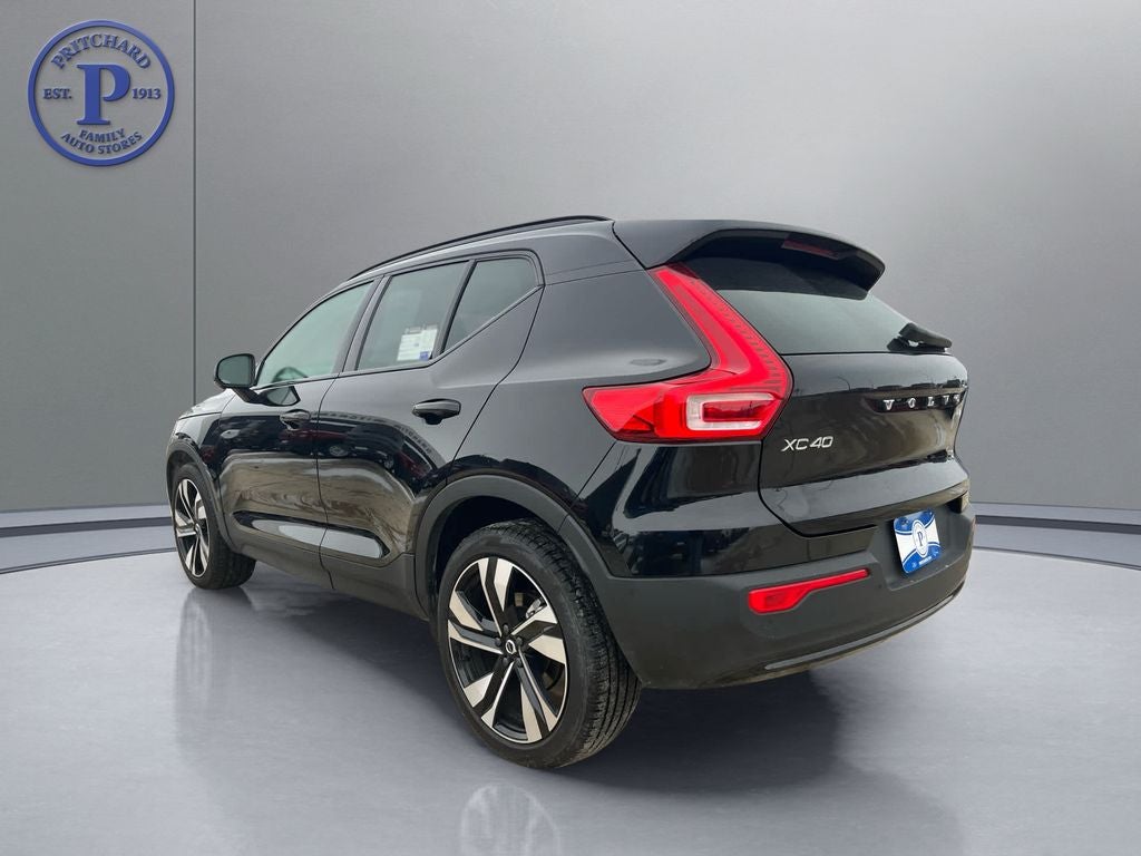 2025 Volvo XC40 B5 Plus Dark Theme